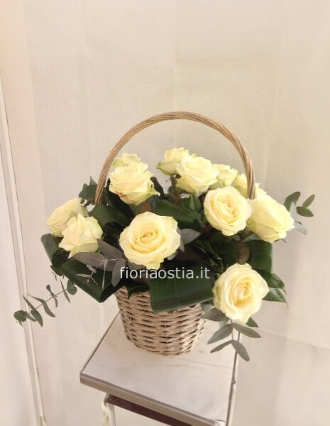 Rose bianche in cesto di vimini